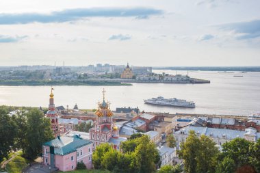 Yüksek bankadan Nijniy Novgorod görünümüne oku