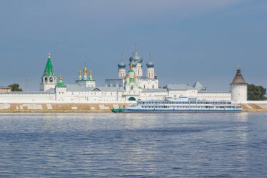 Quay vil Makarevsky manastırda yakınındaki gemi açıktır