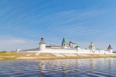 Volga kıyısında pitoresk Makaryevsky Manastırı