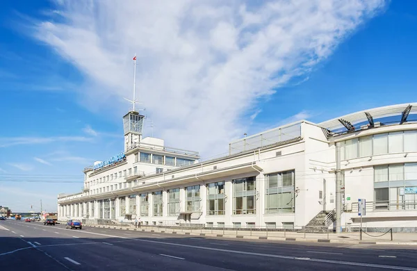 Здание речного вокзала на площади Маркина в Нижнем Новгороде — стоковое фото