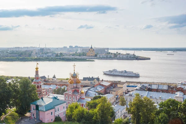 Yüksek bankadan Nijniy Novgorod görünümüne oku