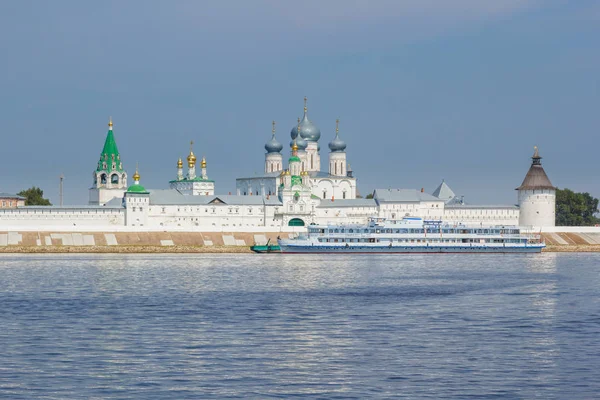 Quay vil Makarevsky manastırda yakınındaki gemi açıktır