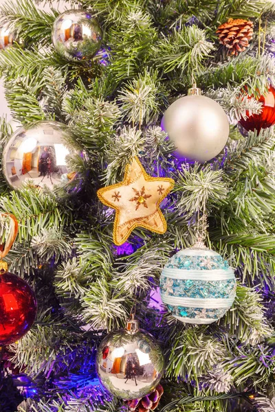 Fragmento de uma árvore de Natal decorada com brinquedos — Fotografia de Stock