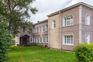 Petrozavodsk, ahşap bir estate yakınındaki rahat bir avluya