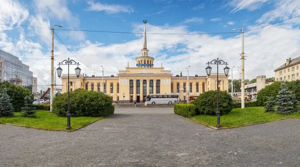 Tren istasyonu ve yaz aylarında Petrozavodsk istasyon meydanında