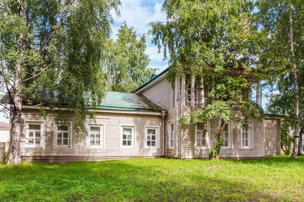 Casa-mansión de madera en Petrozavodsk — Foto de Stock