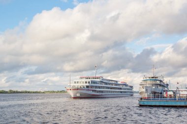 Dört katlı motorlu gemi bir yolculuk boyunca Volga devam ediyor