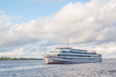 Nehir boyunca dört güverte gemi gider