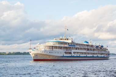 Üç katlı motorlu gemi akşam su ışınlarının Volga üzerinde