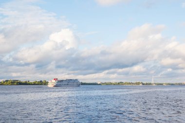 Dört katlı motorlu gemi bir yolculuk boyunca Volga devam ediyor