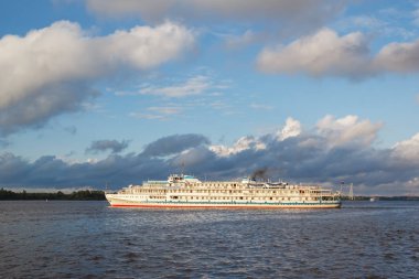 Akşam güneşi gemisiyle Volga gider