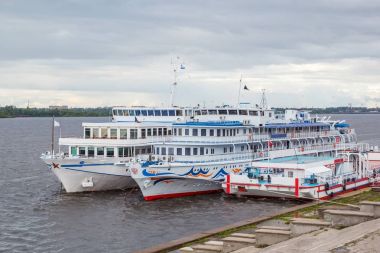 Akşamları yatak Nijniy Novgorod gemi altındadır