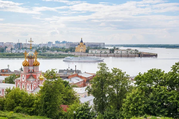 Nizjnij Novgorod Visa pilarna och det vandrande motor fartyget — Stockfoto