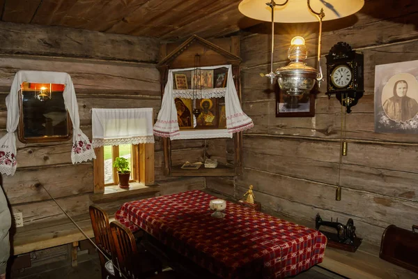 Εσωτερικό του ένα σπίτι αγρότη σε το Μουσείο ξύλινα αρχιτεκτονικής — Φωτογραφία Αρχείου