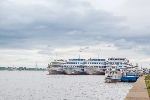 Yolcu nehir gemileri rıhtım Nijniy Novgorod