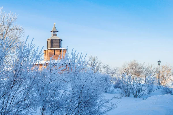 The clock tower of the Nizhny Novgorod Kremlin in the snowdrift — Stock Photo, Image