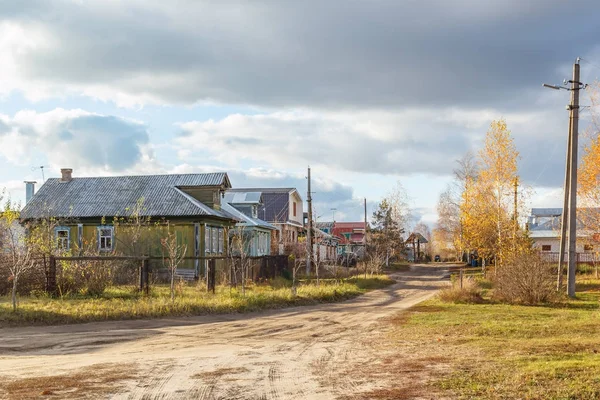 Straat met dorpswoningen in de herfst — Stockfoto