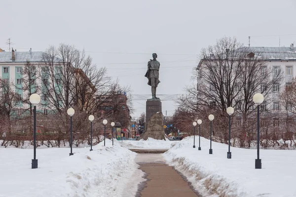Monumento a Maxim Gorky en la plaza Gorky en Nizhny Novgorod — Foto de Stock