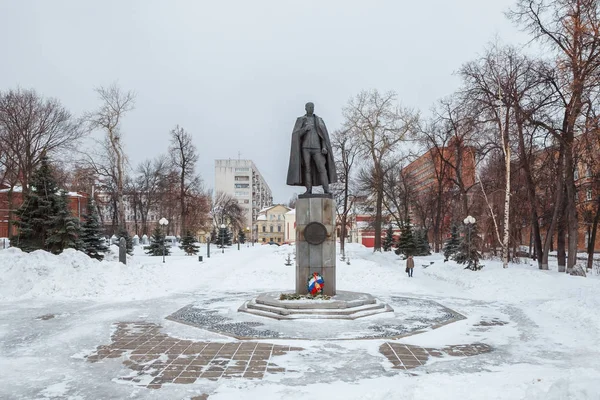 El monumento al piloto militar Pyotr Nesterov en Nizhny Novgorod — Foto de Stock