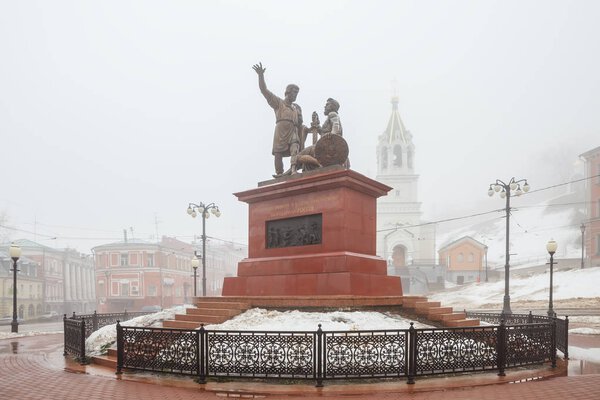 Памятник Минину и Пожарскому на площади народного единства в
 