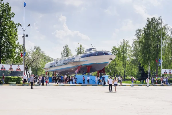 A szárnyashajó hajó "Meteor" a talapzaton Nyizsnyij Novgorod — Stock Fotó