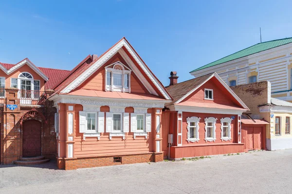 Casas de madera en la calle en Gorodets, región de Nizhny Novgorod — Foto de Stock