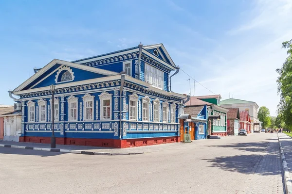 Calle con casas decoradas en Gorodets, región de Nizhny Novgorod — Foto de Stock