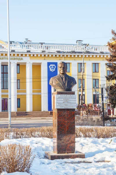 Az igazgató a Gorkij Automobile növényi Nyizsnyij Novgorod Kiszeljov emlékműve — Stock Fotó