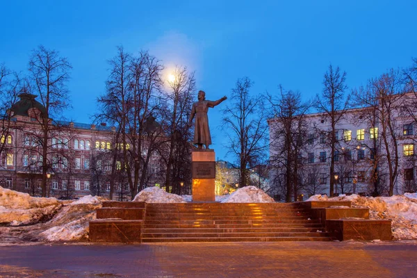 Monumento al ciudadano Kuzma Minin en Nizhny Novgorod en la primavera — Foto de Stock