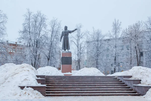 Monumento a Kozma Minin en la Plaza de Minin y Pozharsky en Nizhny Novgorod — Foto de Stock
