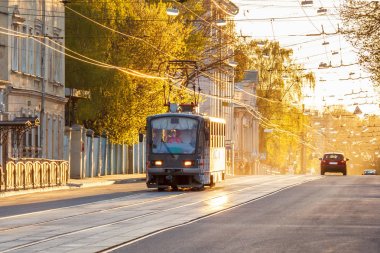 Sokak güneşli şehirde tramvay