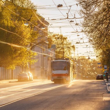 Çıkış yapan güneşli street Tramvayda