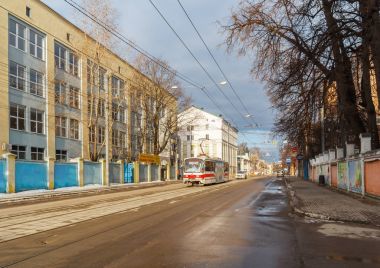 Bir tramvay araba ile şehir sokak