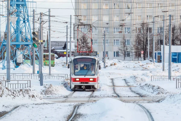 El tranvía viaja por las calles de la ciudad en invierno — Foto de Stock