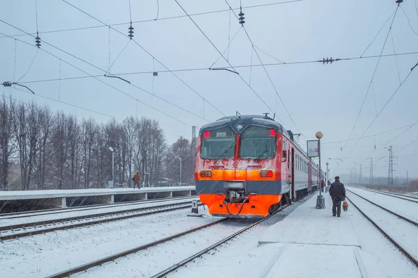 Tren en la estación en invierno — Foto de Stock