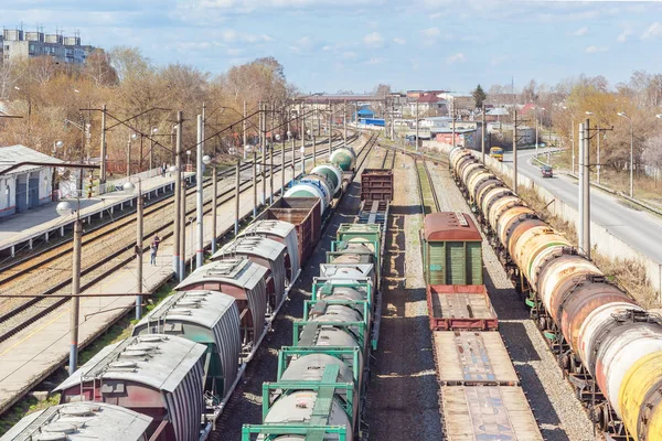 Cuatro trenes de carga en la estación — Foto de Stock