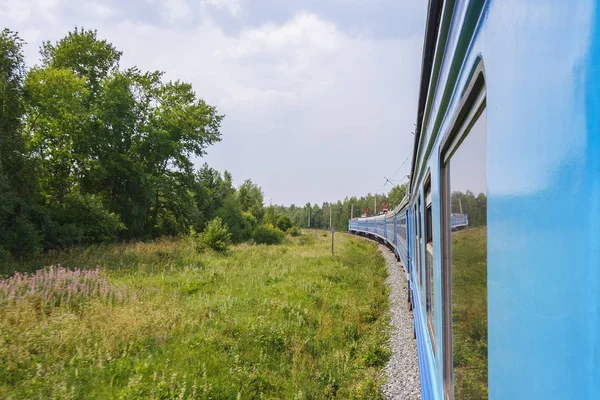 Vue sur le chemin de fer tourner par la fenêtre — Photo