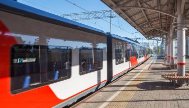 Modern tren seyahatleri platform geçmiş