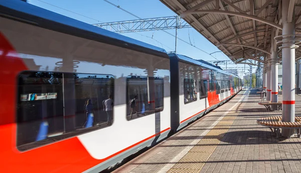 Trem moderno viaja através da plataforma — Fotografia de Stock