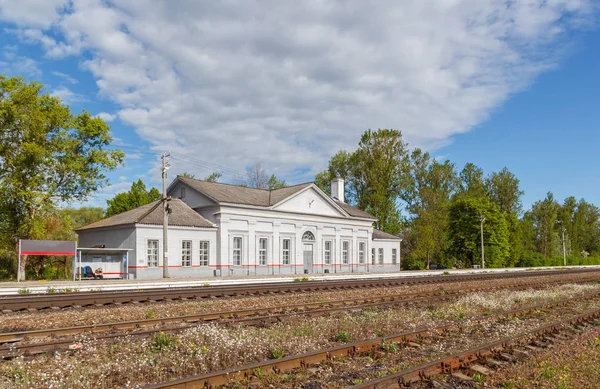 En-vånings tågstationsbyggnad — Stockfoto