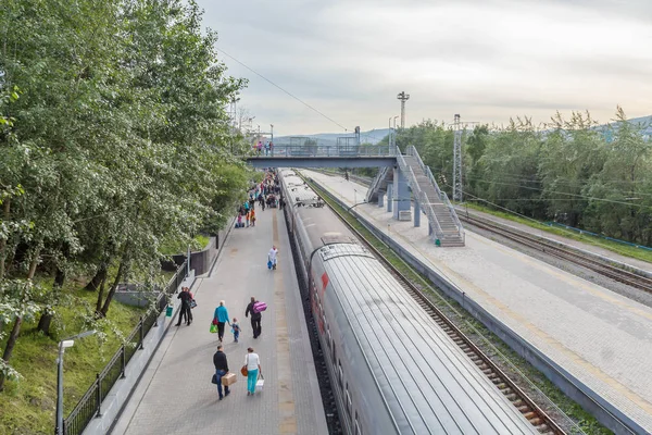 Pasajeros que llegan en tren — Foto de Stock