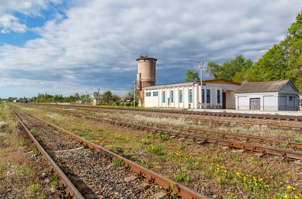 Edifícios na estação ferroviária na aldeia de Bezhanitsy — Fotografia de Stock