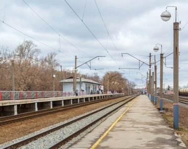 Banliyö tren için platform 
