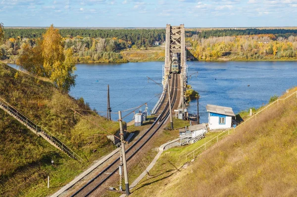 Puente ferroviario a través del río — Foto de Stock