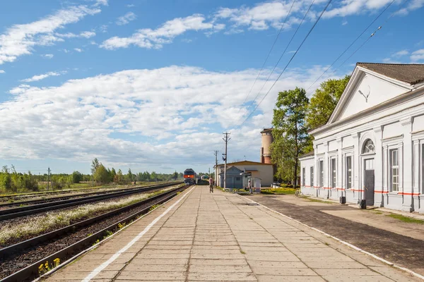 Chegada do trem para a estação ferroviária rural — Fotografia de Stock