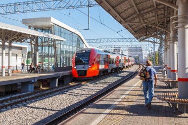 Moskova Merkezi yüzük platformunda bir adam