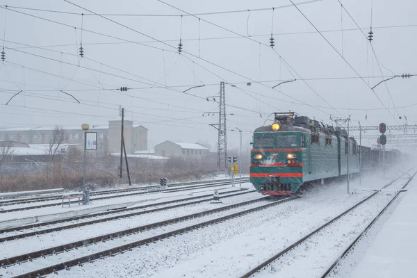 O trem de carga está indo para neve pesada — Fotografia de Stock