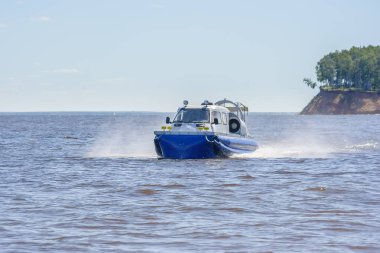 Hovercraft kıyıya yakın