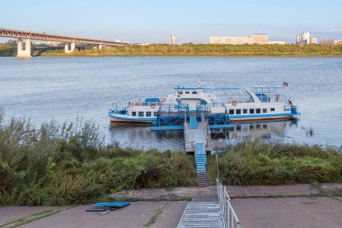 Şehrin iskelede zevk tekne