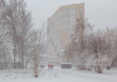 Kar yağışı sırasında yürüyüş aile